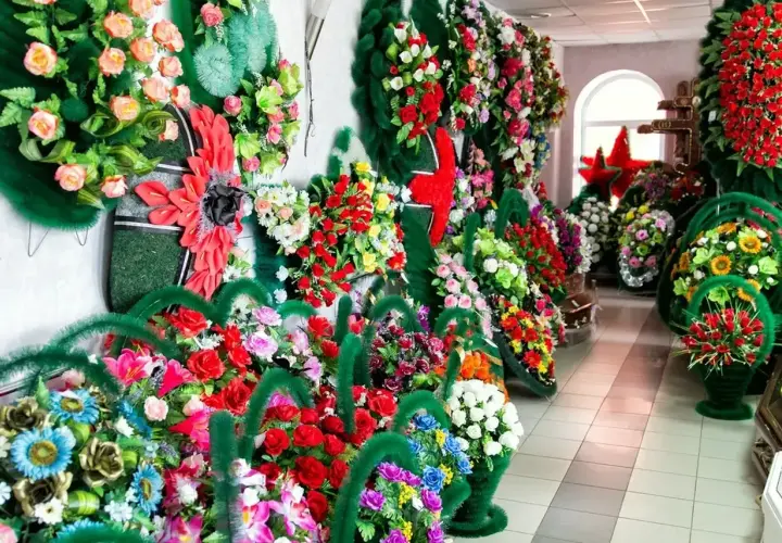 Jakie róże na pogrzeb - wybór kwiatów pełnych symboliki i emocji