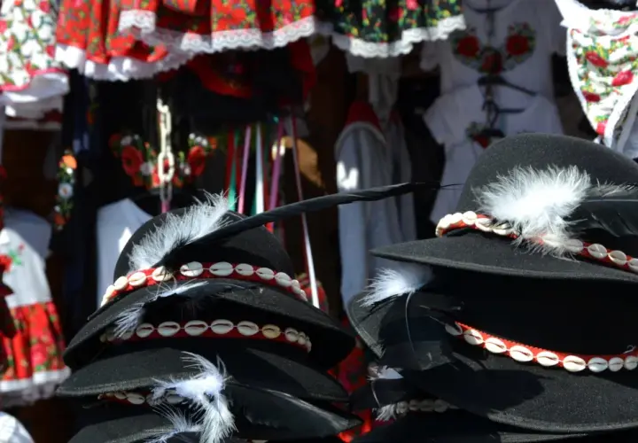 Kapelusze góralskie ozdobione muszelkami i piórami. Tradycja zdobienia kapeluszy wyjaśnia, dlaczego górale mają muszelki na kapeluszach.
