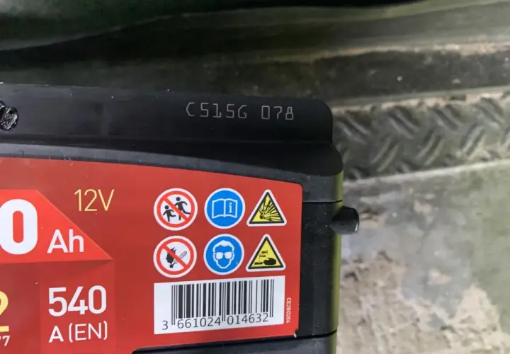 Numer seryjny akumulatora Varta: C515G 078. Widoczne oznaczenia 12V, 540 A (EN) i symbole ostrzegawcze.