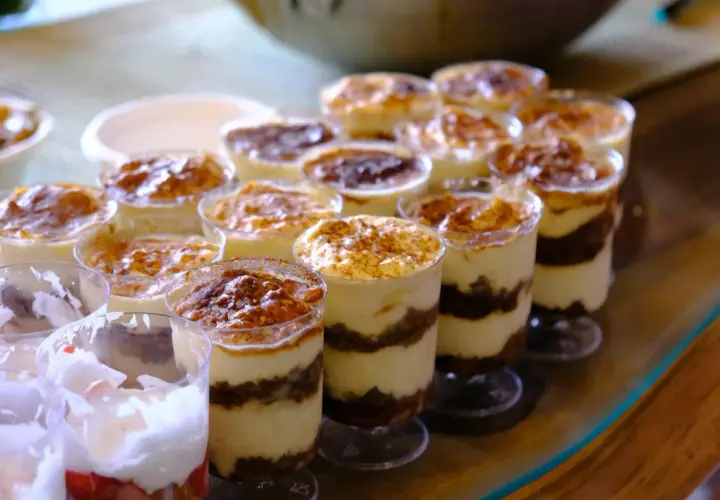 Szybkie mini deserki, takie jak tiramisu w pucharkach, kuszą warstwami kremu i kakao. Idealne na szybką słodką chwilę.