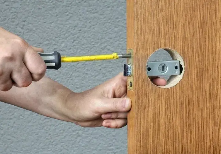 Montaż zamka w drzwiach: Poradnik DIY. Zmień zamek bez fachowca!