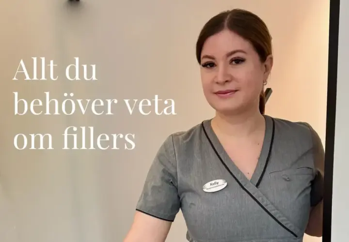 En kvinna i grå uniform med texten "Allt du behöver veta om fillers" bredvid sig. Hon ler mot kameran.