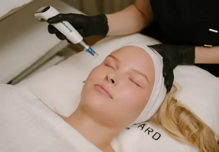 En kvinna får en behandling med Dermapen. Även om hon är gravid, kan hon njuta av hudvård.