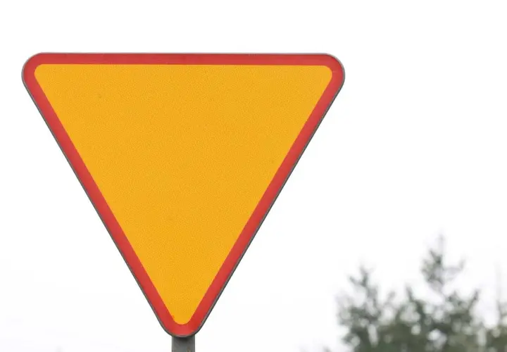 Żółty trójkąt z czerwoną obwódką, znak ustap pierwszeństwa.