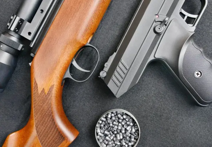 Wiatrówki FAC: karabin z lunetą, pistolet i pudełko śrutu.