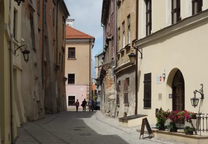 Spacer po urokliwej uliczce Lublina, gdzie stare kamienice tworzą niepowtarzalny klimat. Idealne miejsce na odkrywanie lubelskich atrakcji dla młodzieży.
