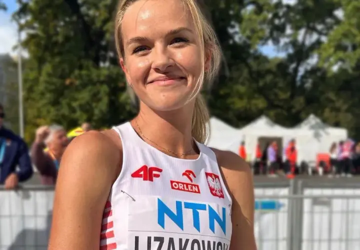 Uśmiechnięta Weronika Lizakowska w stroju sportowym z logo NTN, gotowa do startu.