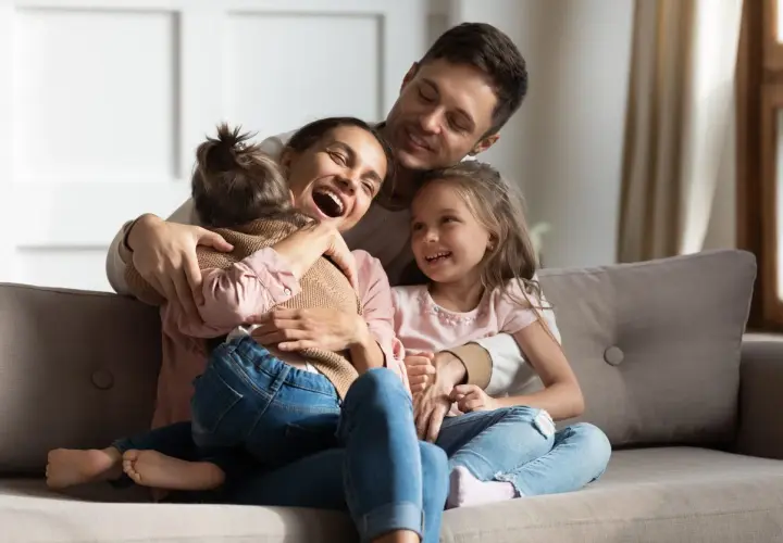 Szczęśliwa rodzina: mama, tata i dwie córki, jedna z nich to wspólne dziecko, druga to dziecko z poprzedniego związku.