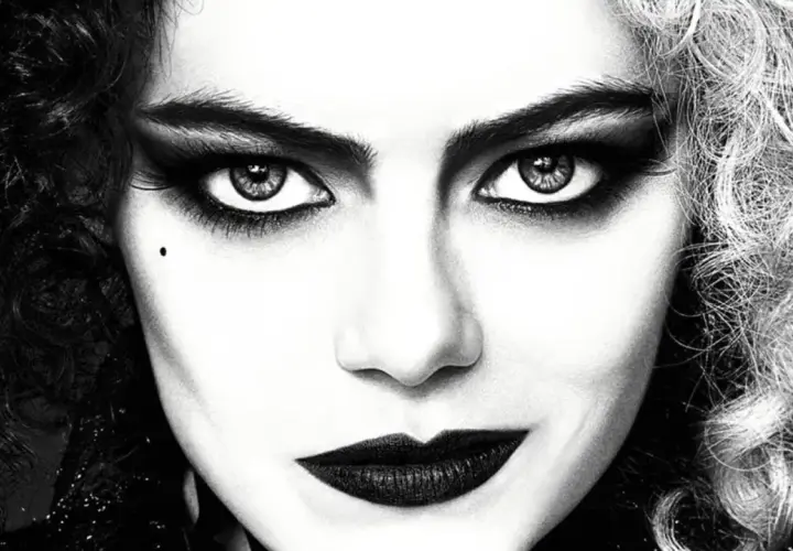 Primo piano di Cruella con capelli bicolore, trucco drammatico e labbra scure. Le sue recensioni sono sempre intense.