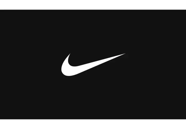 Biały symbol "Swoosh" na czarnym tle. To znak rozpoznawczy marki Nike, która pochodzi ze Stanów Zjednoczonych.