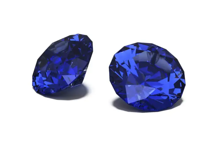 Zwei facettierte Saphire in tiefem Blau, die ihre Brillanz zeigen. Der Saphir steht für Weisheit und Treue.