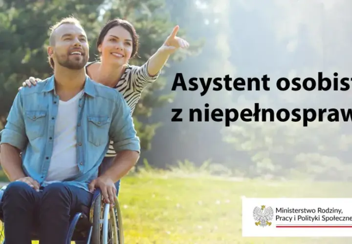 Uśmiechnięty mężczyzna na wózku inwalidzkim i kobieta wskazująca palcem w dal. Dowiedz się, ile zarabia asystent osoby niepełnosprawnej netto.
