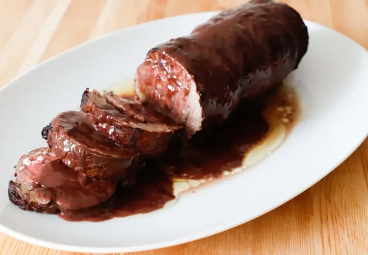 Arrosto di vitello con salsa al vino rosso, un piatto che ricorda la ricchezza della rosa di Parma.