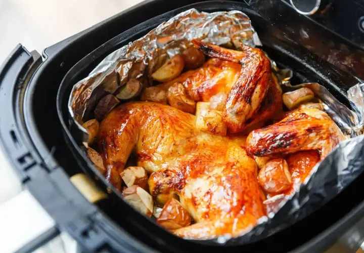Pollo dorato e patate croccanti in friggitrice ad aria, un pasto delizioso pronto in poco tempo.