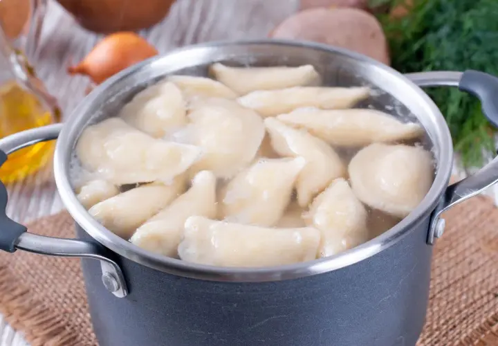 Gotowanie pierogów w garnku. Dowiedz się, jak długo gotować pierogi, by były idealne.