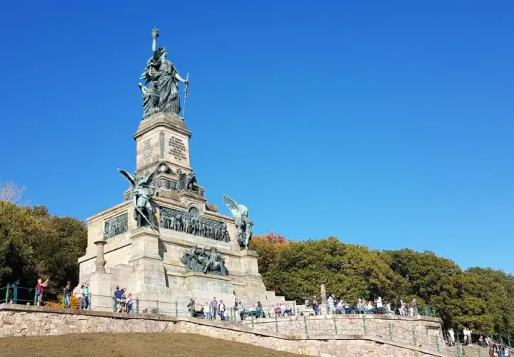 Das Niederwalddenkmal bei Rüdesheim, ein beeindruckendes Monument, das an die Reichsgründung erinnert. Ein echter Geheimtipp am Rhein für Geschichtsinteressierte und Naturliebhaber.