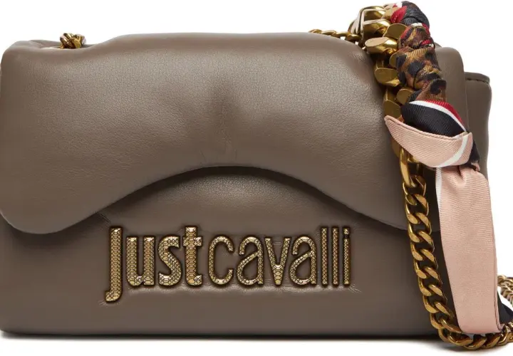 Brązowa torebka Just Cavalli z tłoczonym logo i złotym łańcuszkiem ozdobionym apaszką. Just Cavalli co to za marka? Luksusowa.