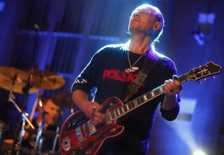 Andrzej Nowak z TSA gra na gitarze, zamykając oczy w transie.
