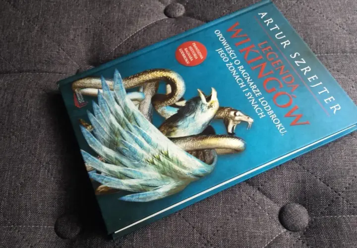 Książki o wikingach: "Legenda Wikingów" Artura Szrejtara z mitycznym stworzeniem na okładce.