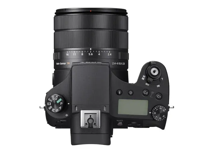 Góra aparatu Sony RX10 IV w teście. Widoczny obiektyw Vario-Sonnar T* 2.4-4/8.8-220, pokrętła trybów i zoomu.