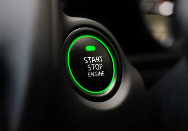 Przycisk "START STOP ENGINE" świeci na zielono. Czy można odpalić diesla od benzyny? To pytanie, na które ten przycisk nie odpowie.
