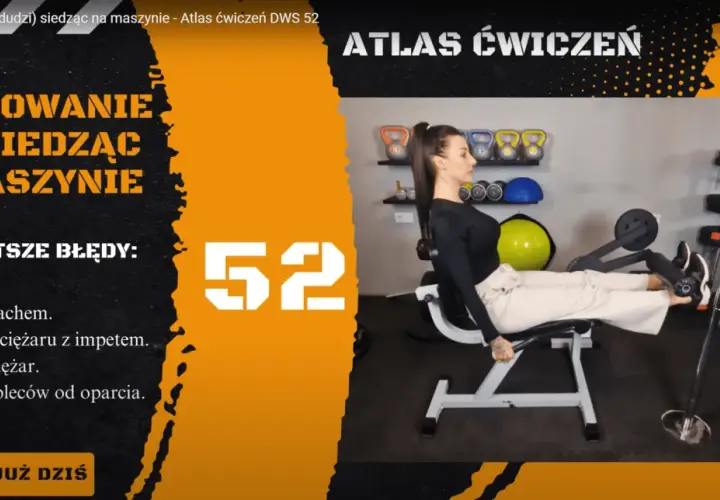 Kobieta wykonuje prostowanie nóg na maszynie, ćwicząc mięśnie ud. Na ekranie widnieje numer 52 i tytuł "Atlas ćwiczeń".