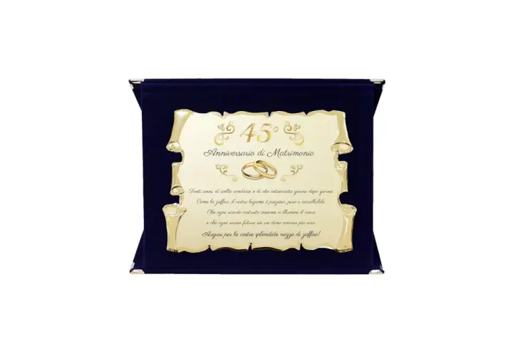 Złota tablica z napisem "45° Anniversario di Matrimonio" i obrączkami, na granatowym tle. Gratulacje z okazji 45 rocznicy ślubu.
