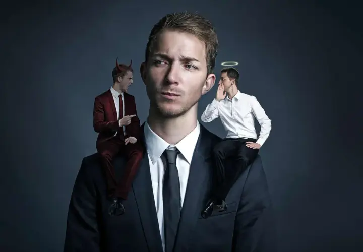 Ein Mann mit Teufel und Engel auf den Schultern, der über eine Investition in den Amundi ETF Leveraged MSCI USA Daily ETF nachdenkt.
