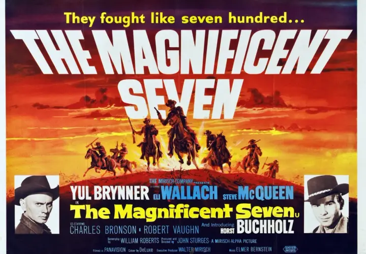 Plakat filmu "Siedmiu wspaniałych obsada" z Yulem Brynnerem i Steve'em McQueenem. Siedmiu rewolwerowców na koniach w westernowym krajobrazie.