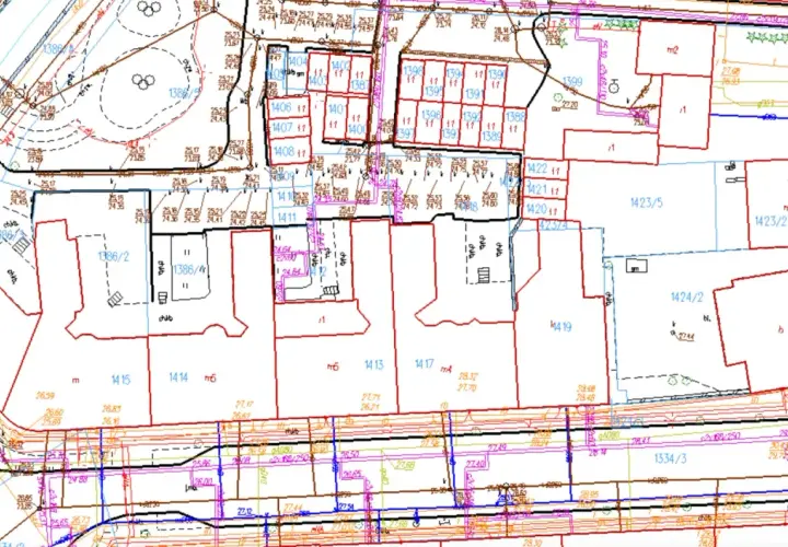 Plan zagospodarowania przestrzennego z widocznymi działkami, budynkami i ich numeracją. Symbole w planie zagospodarowania przestrzennego oznaczają różne elementy terenu.