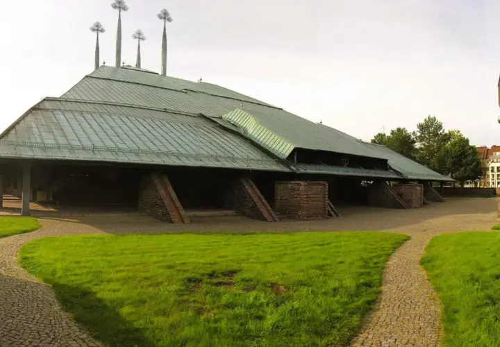 Kościół o nietypowej, rozłożystej bryle z zielonym dachem i ceglaną wieżą. Czy to jeden z najbrzydszych kościołów w Polsce?