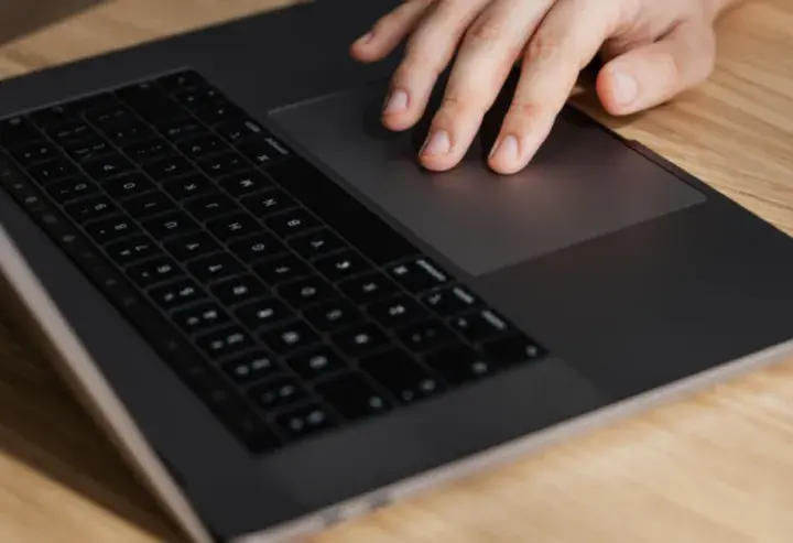 Jak znaleźć kursor w laptopie – proste sposoby na szybkie rozwiązanie problemu
