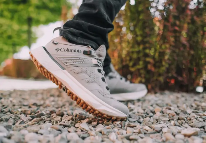 Szare buty trailowe Columbia z brązową podeszwą, idealne na wędrówki. Co to są buty trailowe? To obuwie stworzone do pokonywania nierówności terenu.