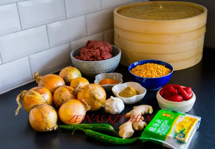 Ingredienser för afghansk mantu: köttfärs, lök, vitlök, ingefära, chili, tomatpuré, gula linser, kryddor och wonton-deg.