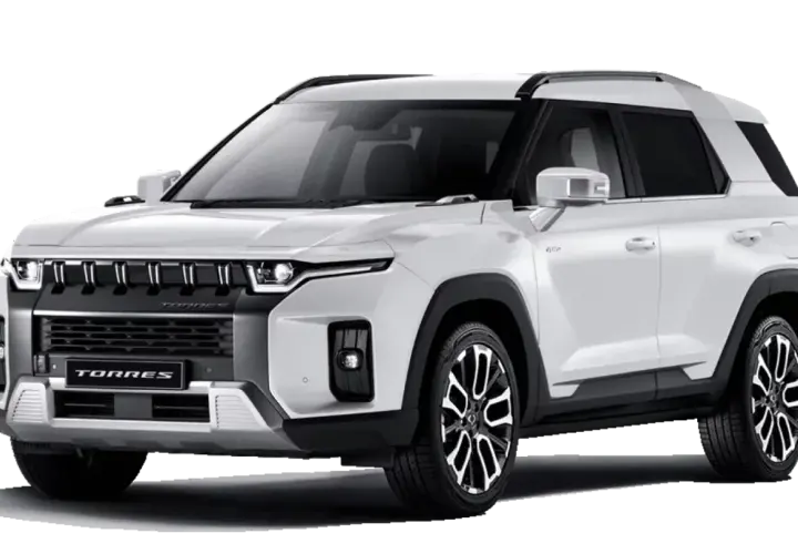 Nowy, biały SUV z Korei, model Torres, prezentuje nowoczesny design i solidną konstrukcję.