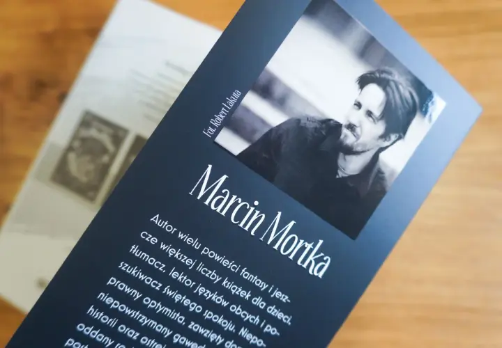 Okładka książki Marcina Mortki. Choć nie ma tego złego, co by na dobre nie wyszło, to ta okładka zapowiada ciekawe historie.
