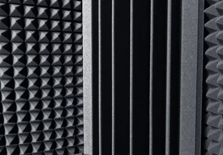 Pannelli in schiuma con texture diverse, ideali come materiale per isolamento acustico in studi di registrazione o ambienti che richiedono silenzio.