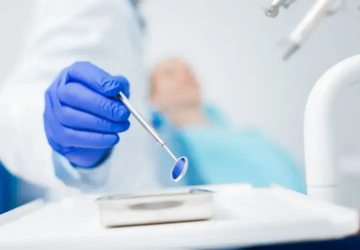 Ból dziąseł w ciąży: bezpieczne domowe sposoby i kiedy iść do dentysty