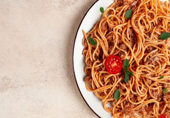 Pyszne spaghetti bolognese z mielonym mięsem, pomidorem i bazylią. Idealne przyprawy do spaghetti podkreślają smak tego klasycznego dania.