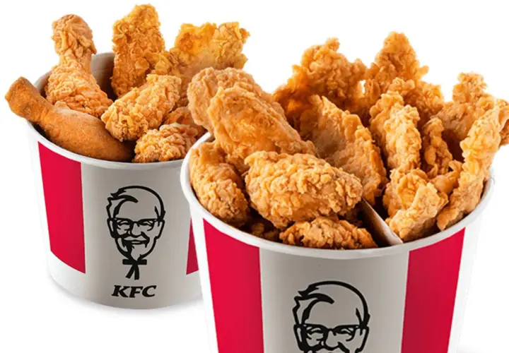Dwa kubełki pełne chrupiących bites kfc. Idealne na wspólne spotkanie.