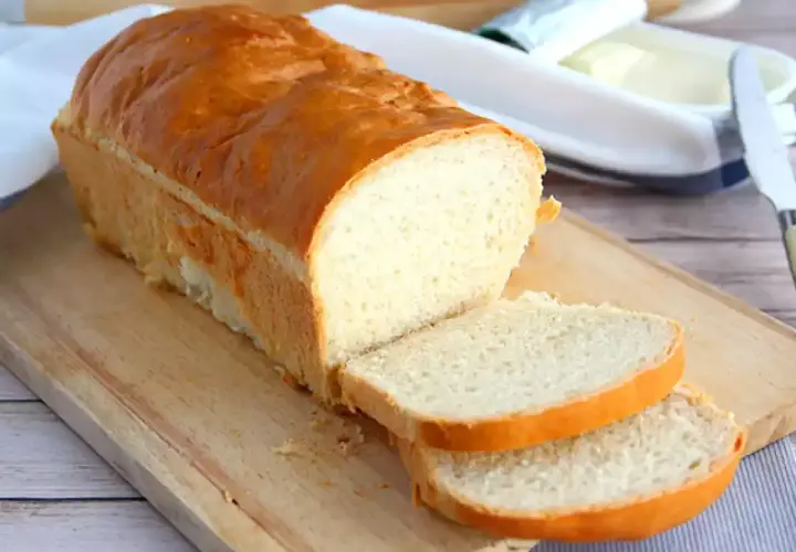 Pain de mie maison doré, parfait pour une recette facile et rapide sans machine. Idéal pour tartiner !