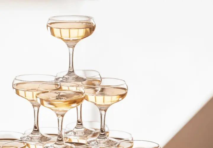 Une pyramide de champagne étincelante, prête pour une célébration.