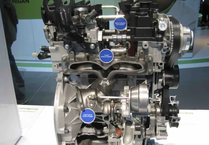 Silnik 1.0 Ecoboost z turbosprężarką o niskiej bezwładności, bezpośrednim wtryskiem paliwa i dopasowanym układem wydechowym.