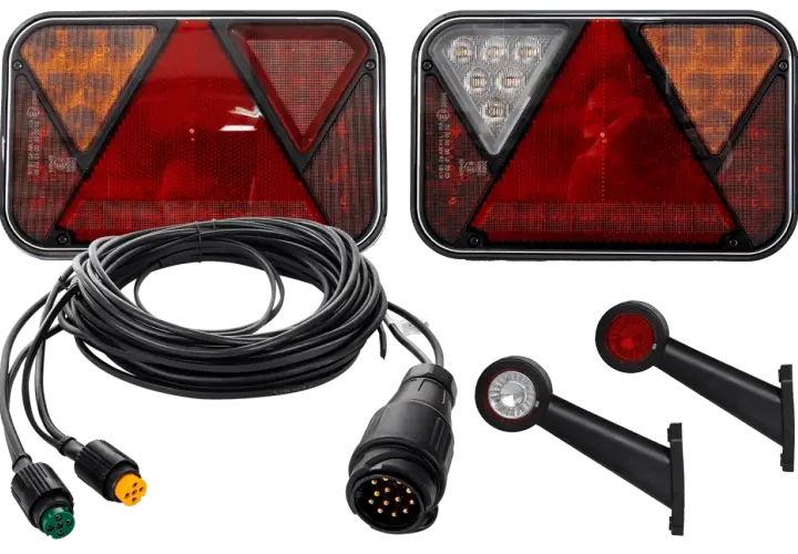 Zestaw lamp LED zintegrowanych do przyczepy: lampy tylne, kable, wtyczki i obrysówki.