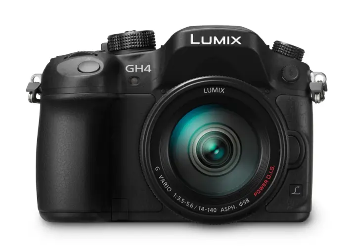 Czarny aparat Panasonic Lumix GH4 z obiektywem G Vario.