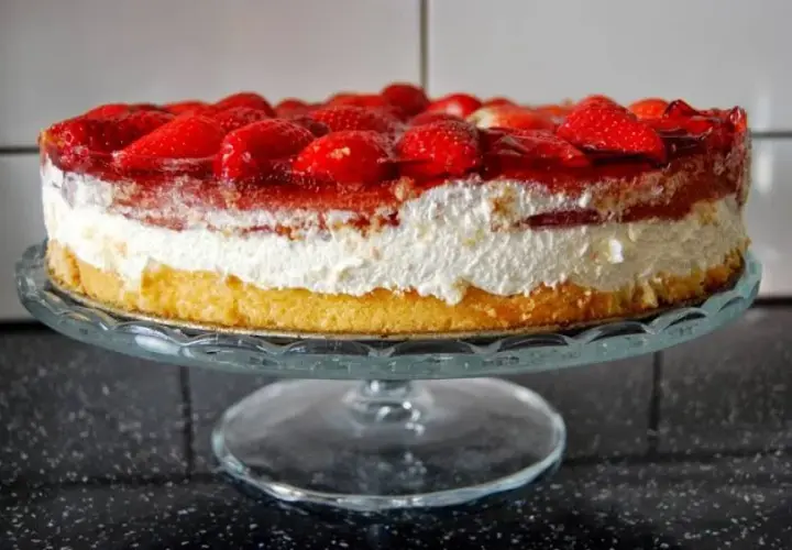 Pyszne ciasto biszkoptowe z bitą śmietaną. Prosty przepis krok po kroku