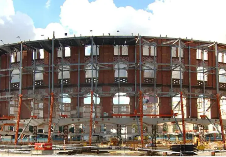 La antigua plaza de toros de la plaza España de Barcelona, ahora en proceso de reforma, luce una estructura metálica exterior.