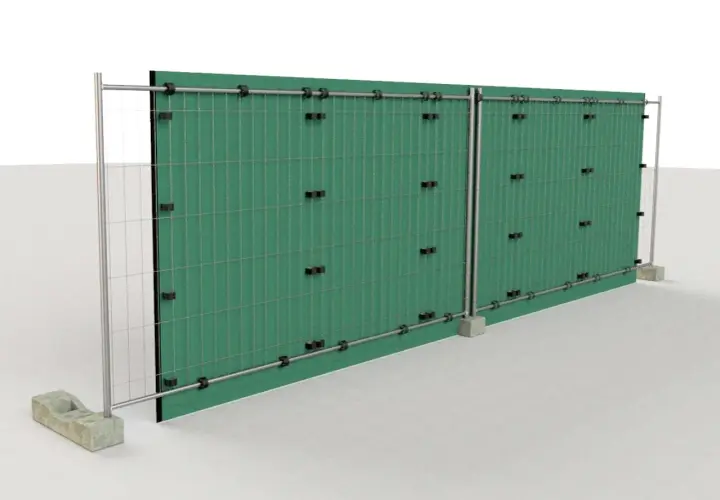 Barriera suono verde, composta da pannelli modulari con rete metallica e fissaggi neri, ancorata a blocchi di cemento.