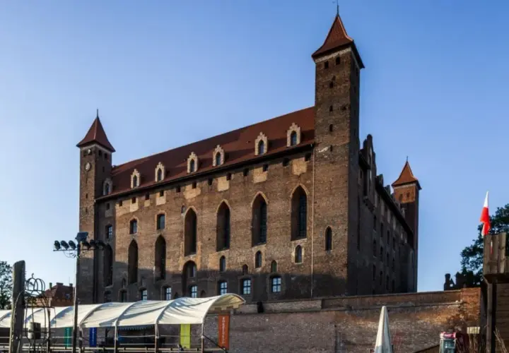 Zamek w Gniewie, imponująca ceglana twierdza z czerwonymi dachami, zaprasza do odkrywania jego tajemnic. Ciekawostki o zamku czekają!