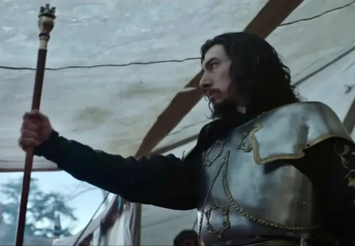 Adam Driver in armatura, con scettro, in una scena che ricorda le recensioni de "The Last Duel".
